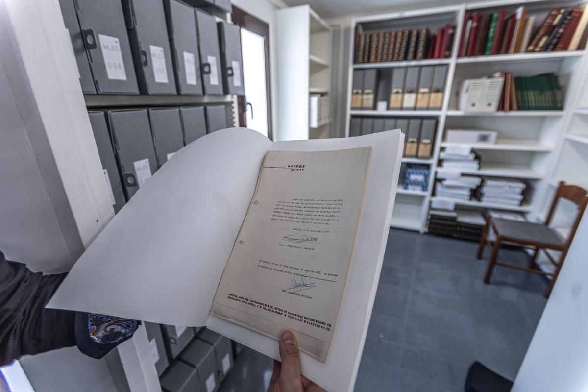 Uno de los documentos del archivo de Tierno Galvan, en la biblioteca Arús de Barcelona