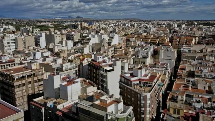 Una vista de viviendas en el casco urbano de Elche.