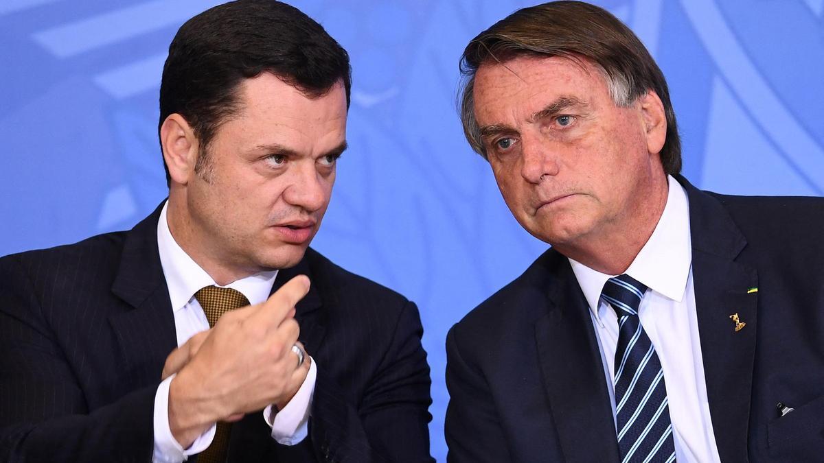 El entonces presidente de Brasil, Jair Bolsonaro, y el ministro de Justicia, Anderson Torres, durante un acto en junio de 2022.