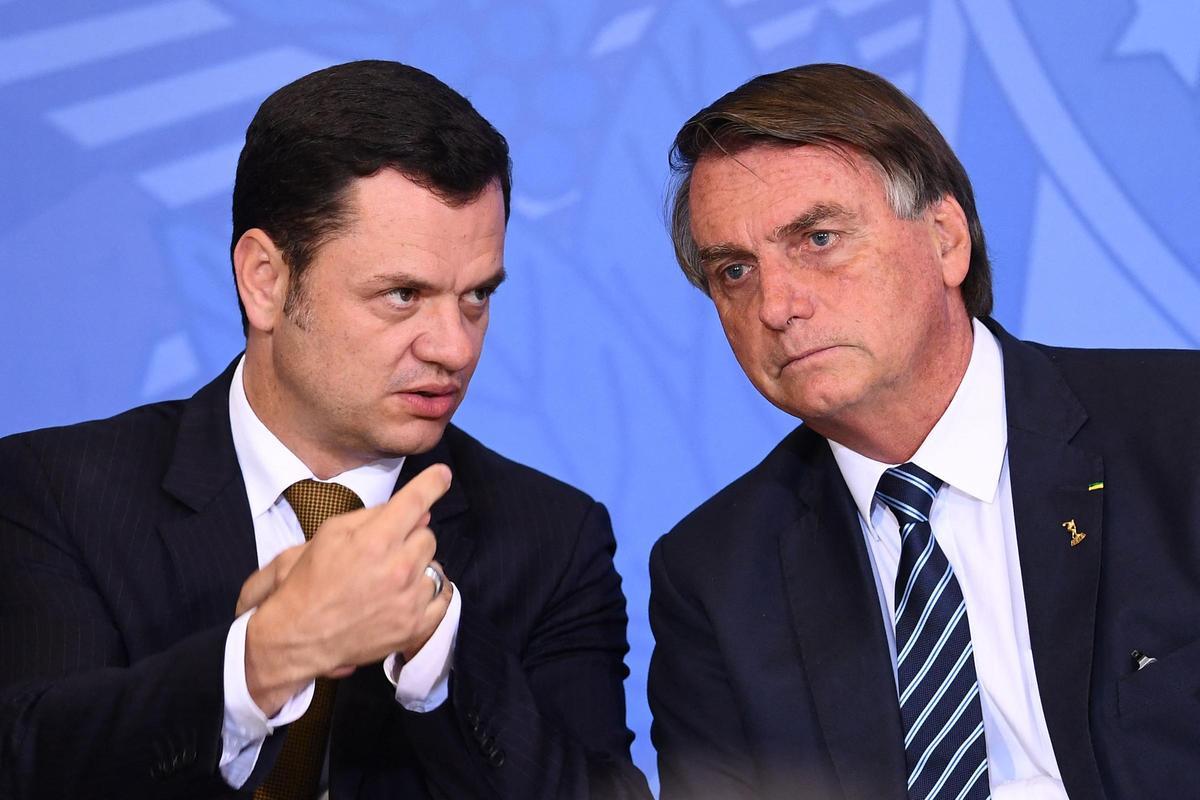 El entonces presidente de Brasil, Jair Bolsonaro, y el ministro de Justicia, Anderson Torres, durante un acto en junio de 2022.