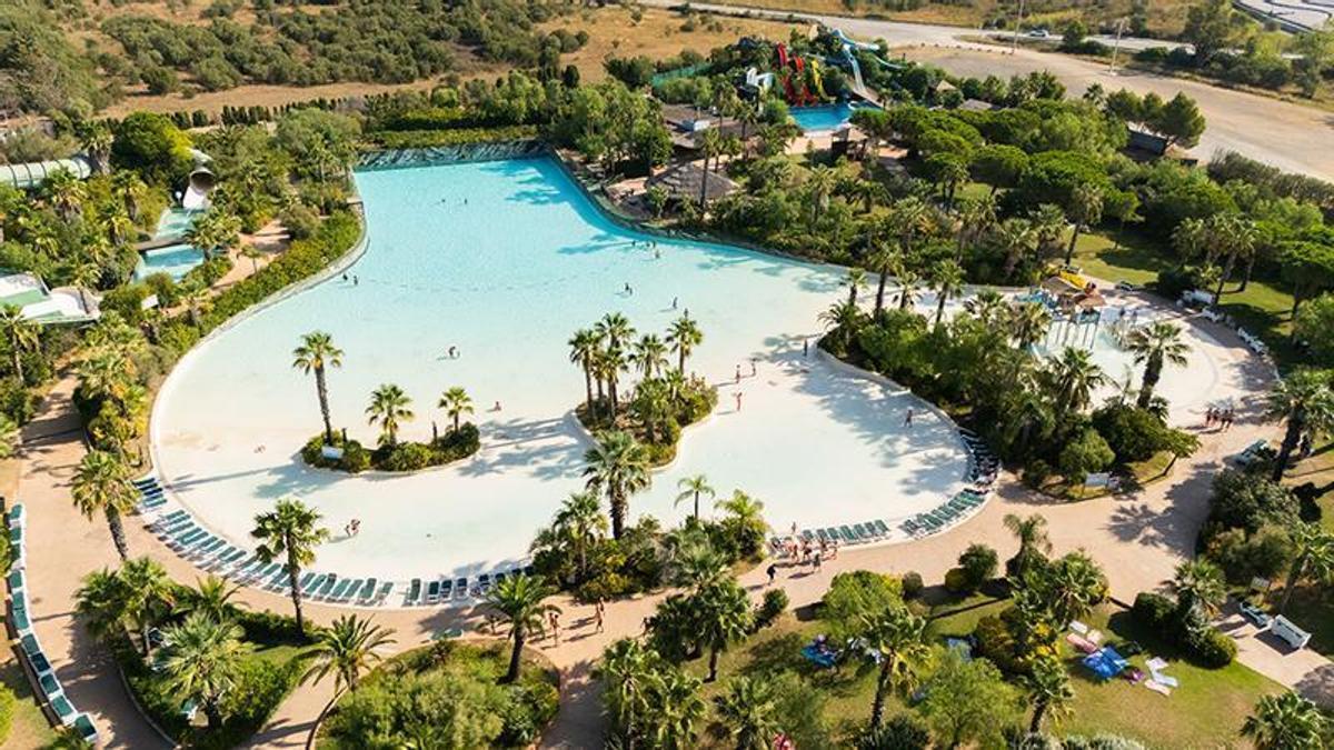 El parc ofereix 6000 metres quadrats de piscines i 28 atraccions per gaudir d'un dia excel·lent.