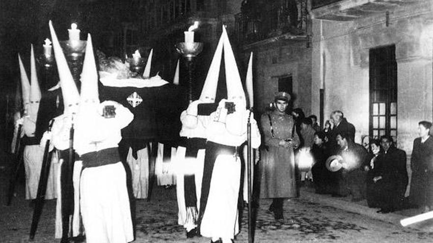 La procesión de la Penitente Hermandad de Jesús Yacente en los años 40.