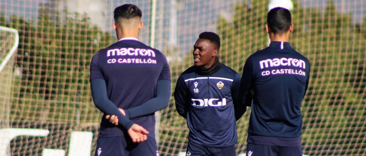 Kialy Abdoul Koné se dirigió a sus compañeros para explicar lo ocurrido en el Castellón-Andorra.