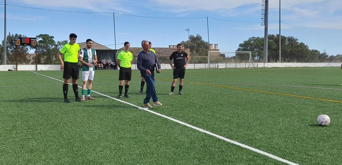 Saque de honor del socio número 1, Toni Rigo Rigo, durante el último partido de liga contra el Montaura.