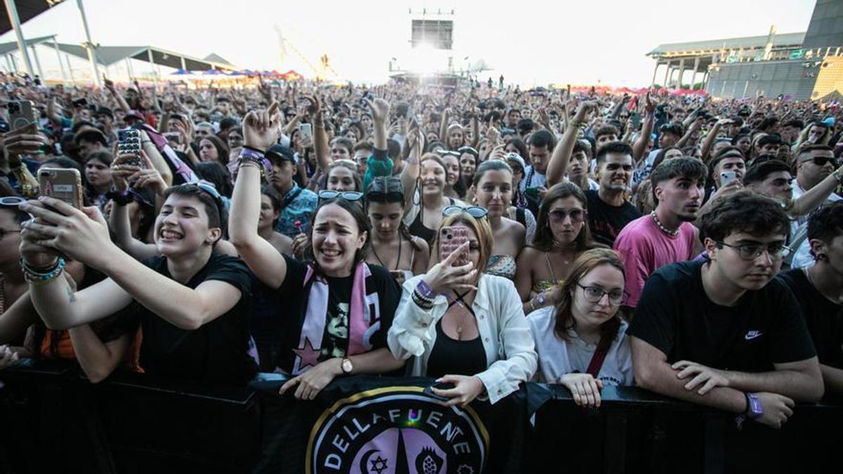 Público en las primeras filas de la entrada general en un concierto de Dellafuente en el Share Festival de Barcelona.