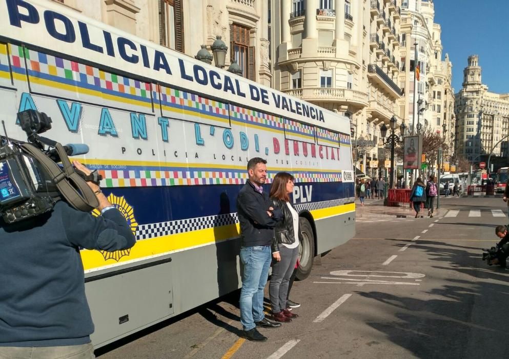 Annaïs Menguzzato y Sandra Gómez, ante el autobús de la Policía Local pro LGTB.