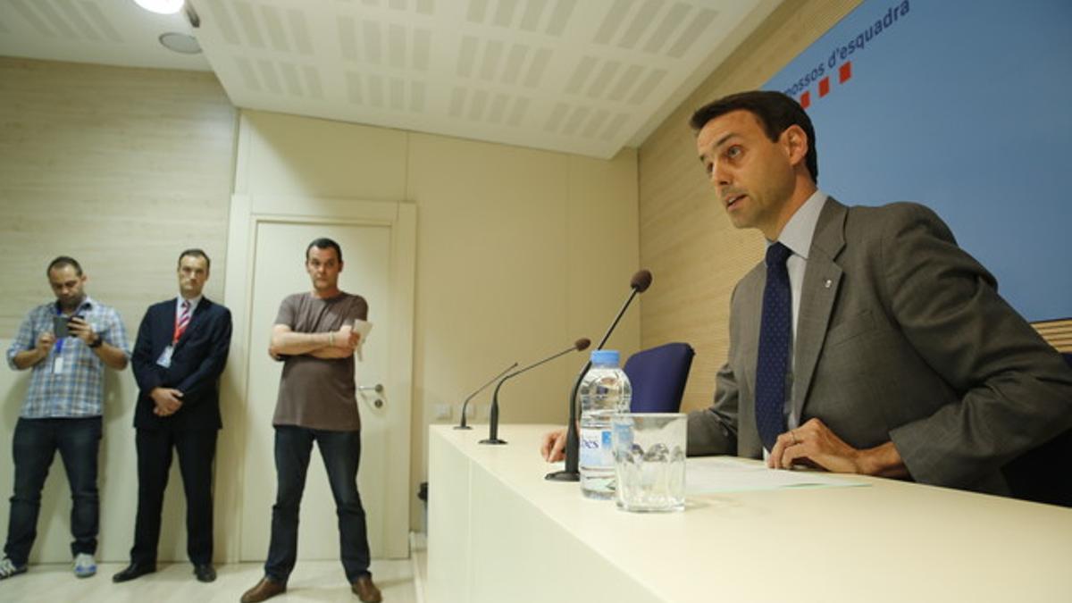 El jefe político de los Mossos, Manel Prat, anuncia su dimisión en la rueda de prensa de este martes.