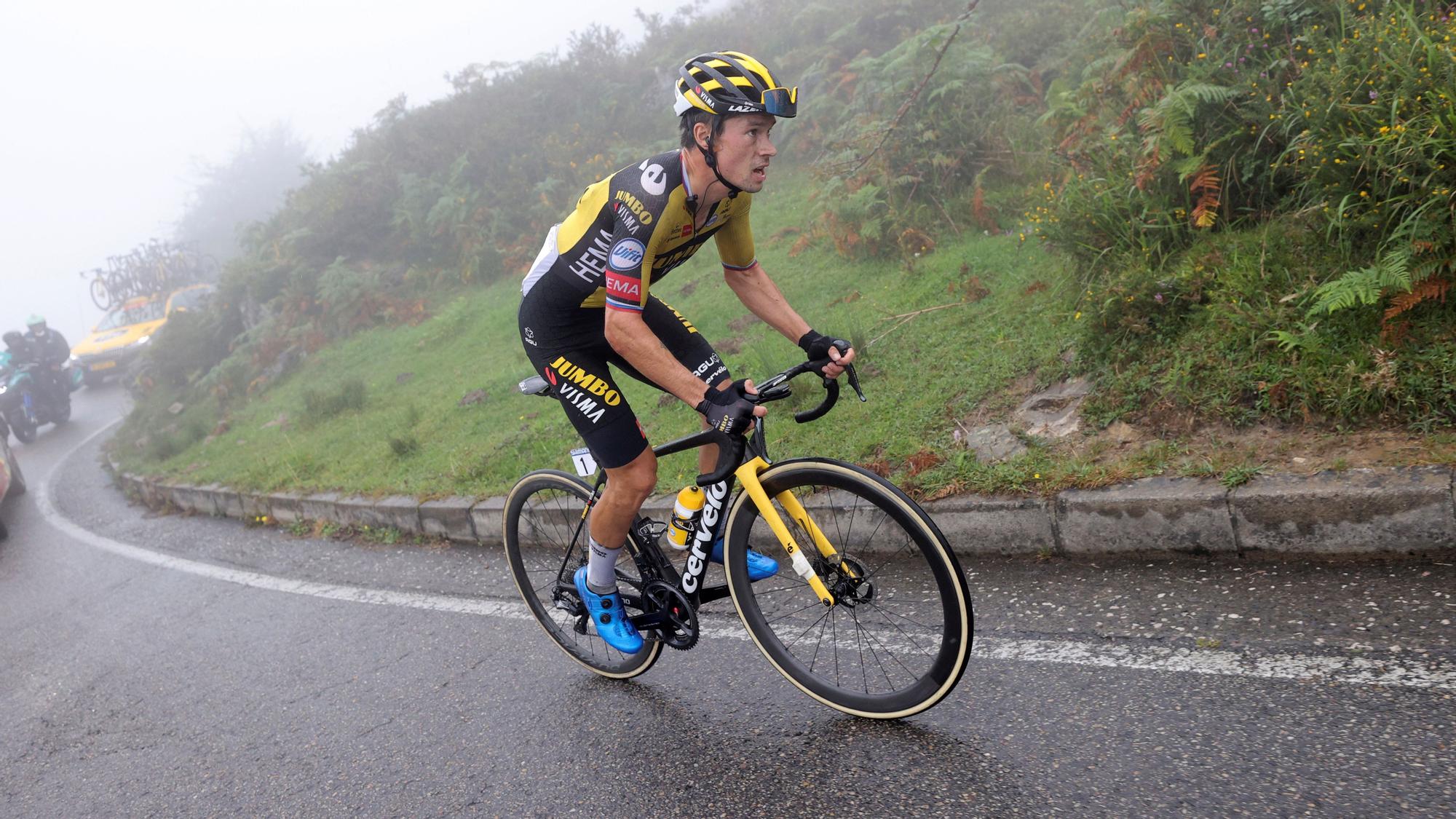 Roglic en la subida en solitario a los Lagos de Covadonga.