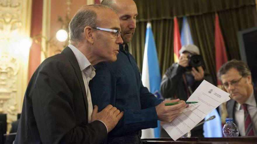 Vázquez Barquero (PSOE) y Pérez Jácome (DO), antes del inicio de un pleno. // Brais Lorenzo