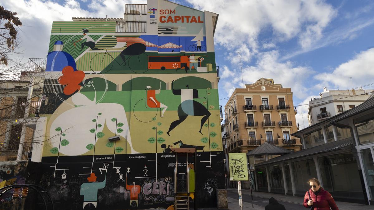 Mural con motivo de la elección de la ciudad como Capital Europea del Turismo Ineligente 2022, en la plaza Mossen Sorell de València.