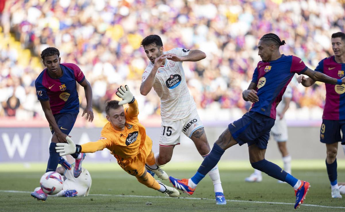 Una acción del Barça-Valladolid de LaLiga 2024/25 disputado en el Estadi Olímpic de Montjuïc