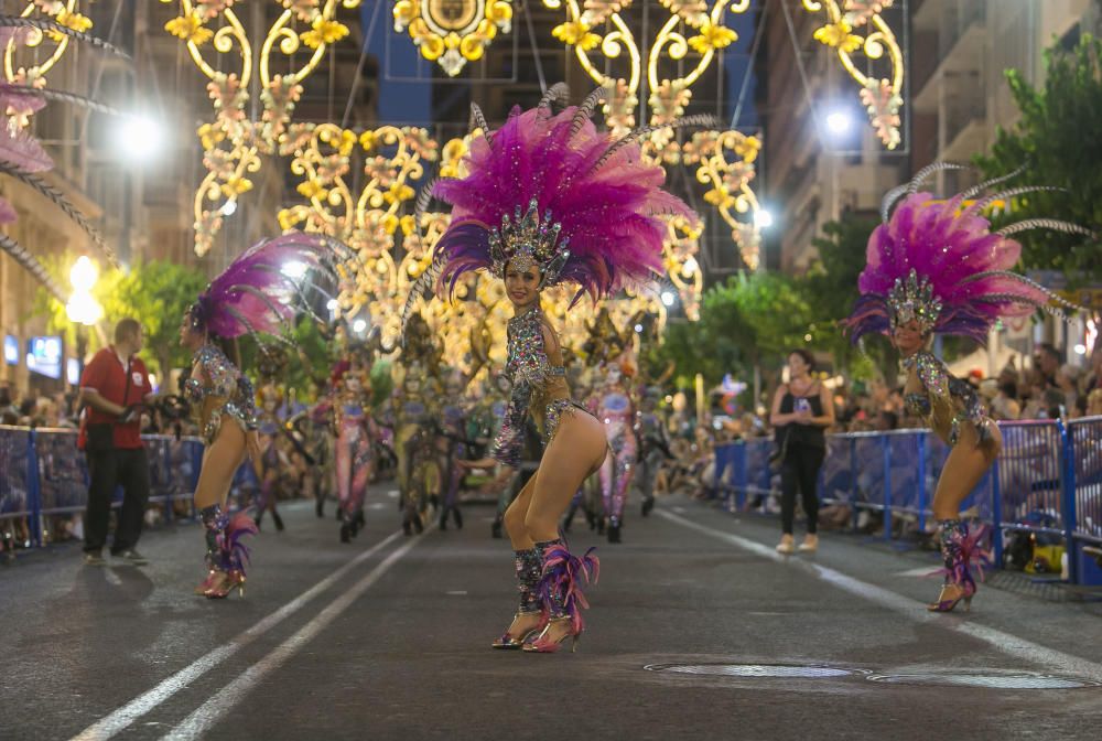 El desfile folclórico internacional de las Hogueras de Alicante llena de color las calles de la ciudad