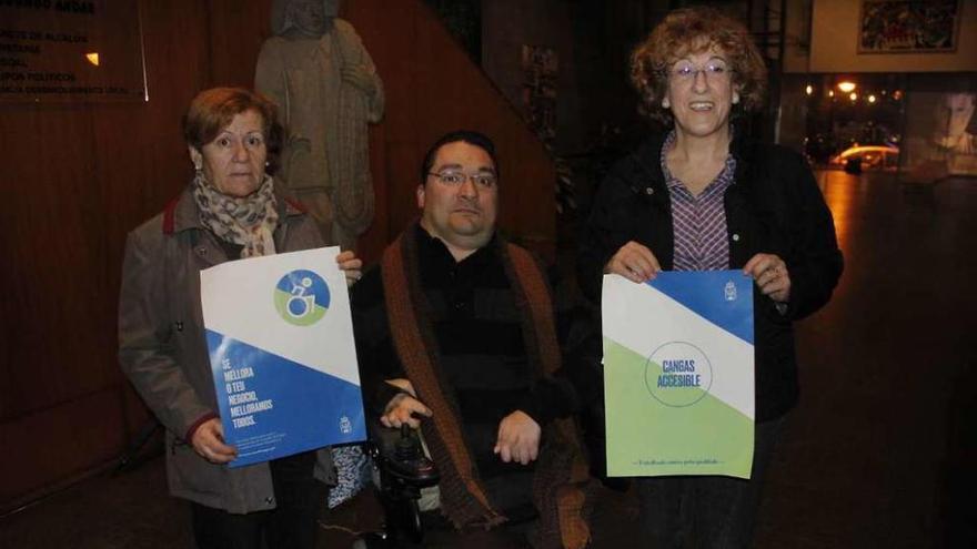La concejala Lourdes Rial, a la derecha, con miembros de la nueva asociación, ayer. // Santos Álvarez