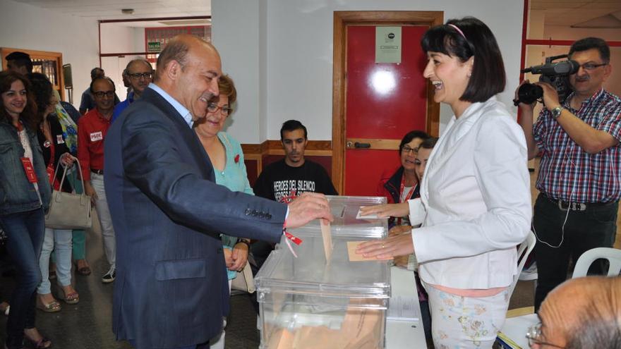 Lucas ejerciendo su voto en Cieza