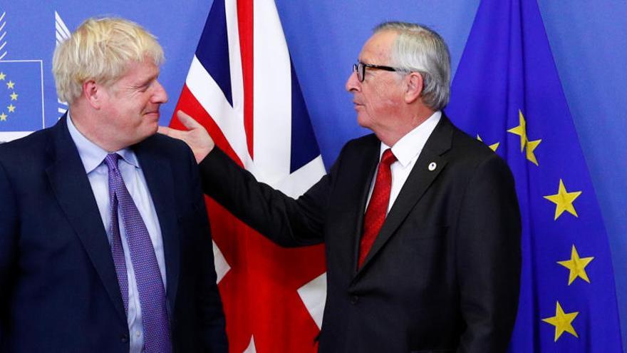 Boris Johnson y Jean-Claude Juncker tras anunciarse el acuerdo