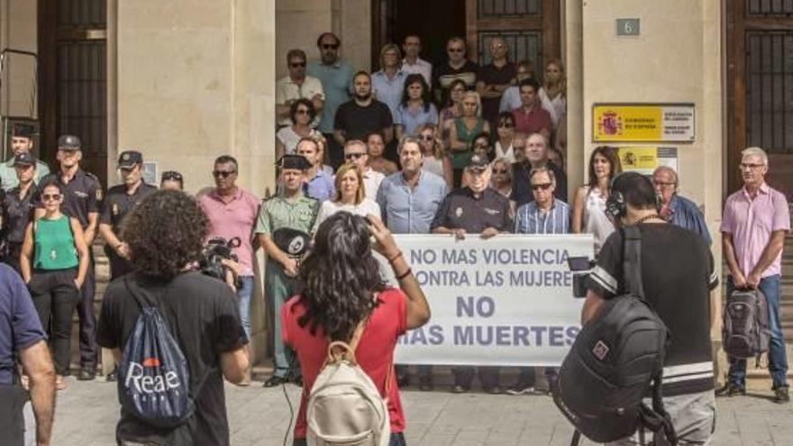 Minuto de silencio en la Subdelegación de Gobierno en recuerdo de la fallecida en Orihuela.