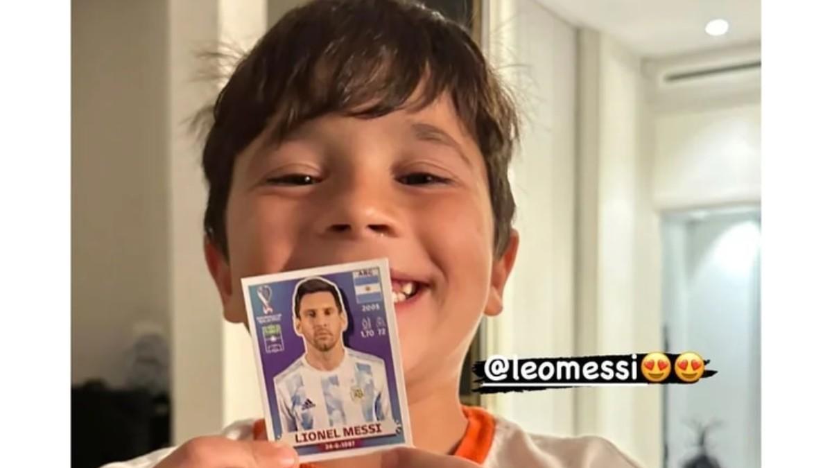 Mateo, emocionado con el cromo de su padre