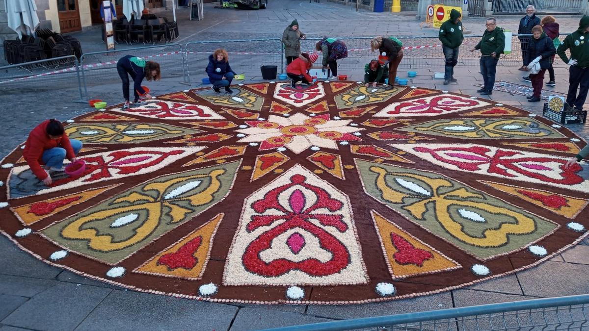 Un equipo compuesto por 31 alfombristas iniciará la confección a las 6 de la mañana