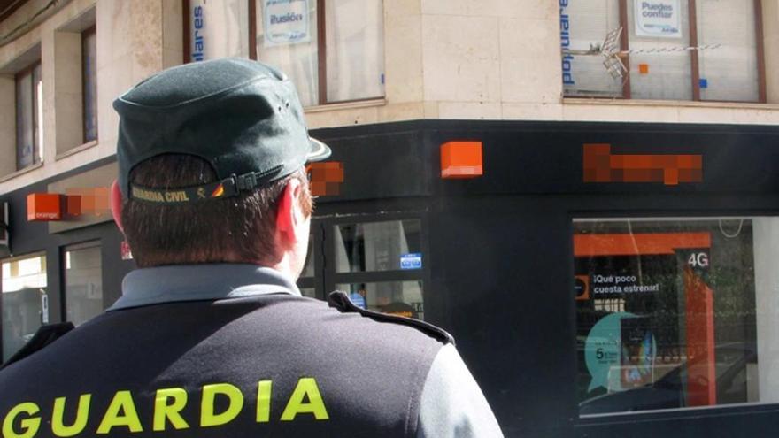 Uno de los agentes frente a la sede del PP de Jumilla, que fue atacada