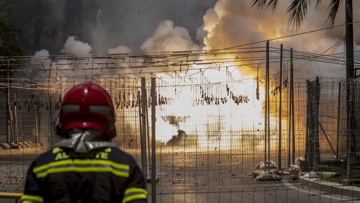 Terremoto final de una mascletà disparada en Luceros