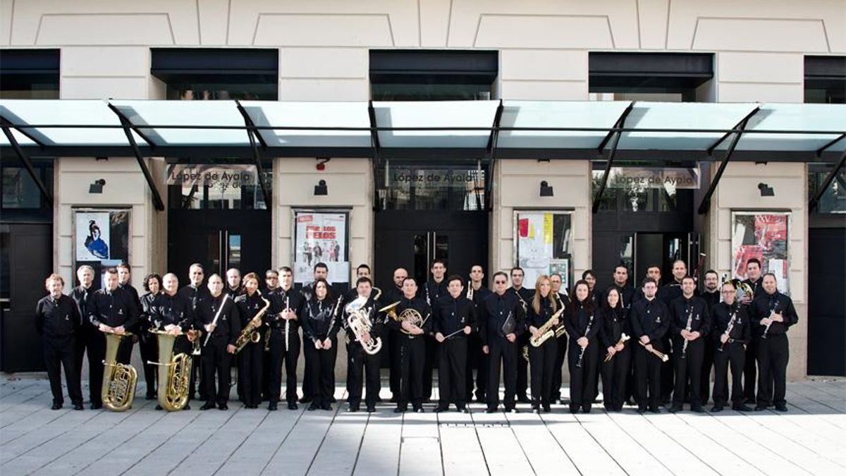 La Banda Municipal de Música de Badajoz, ante la fachada del López de Ayala.