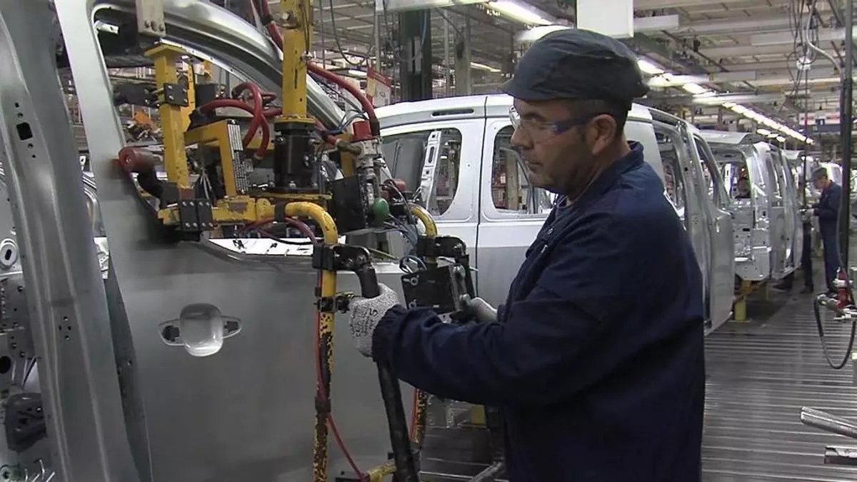 Stellantis no conoce fondo en Bolsa: SAIC ya supera su valoración y Tesla la multiplica por 140