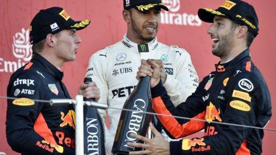 Hamilton, flanquejat pels pilots de Red Bull, Verstappen i Ricciardo