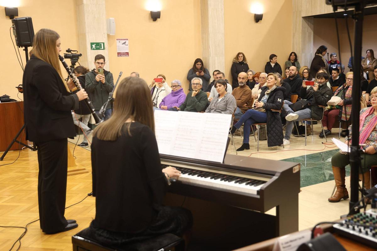 Alumnado del escuela de música de Vilagarcía durante el acto institucional.