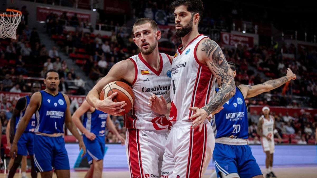 Stevenson y Yusta, durante el partido ante el Anorthosis.