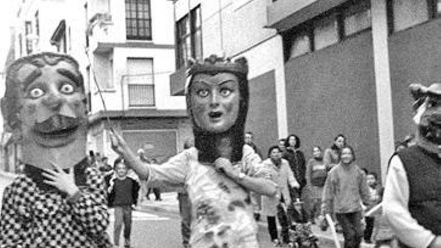 Desfile de cabezudos en Luanco, en una imagen de archivo.