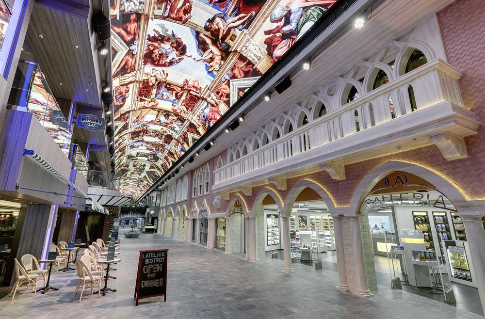 Interior del crucero MSC Grandiosa, el más grande de la flota de MSC, que hoy ha atracado en València con dos positivos a bordo.