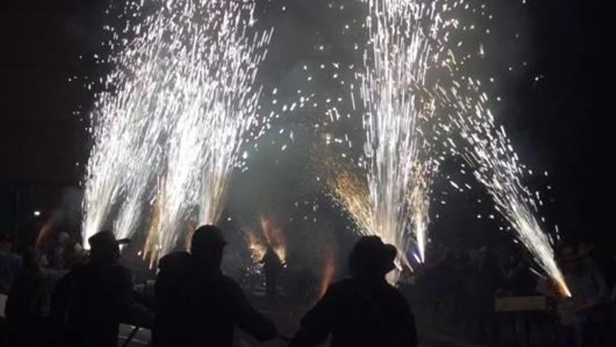 La «baixà de Sant Roc» ilumina la noche de Serra