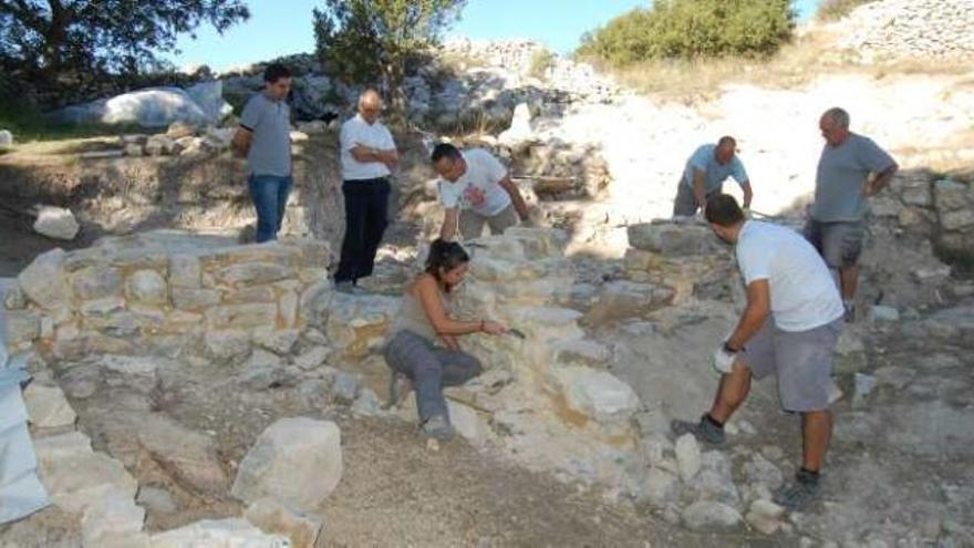 El alcalde y el concejal de Cultura han visitado los trabajos de consolidación de los muros de las casas.