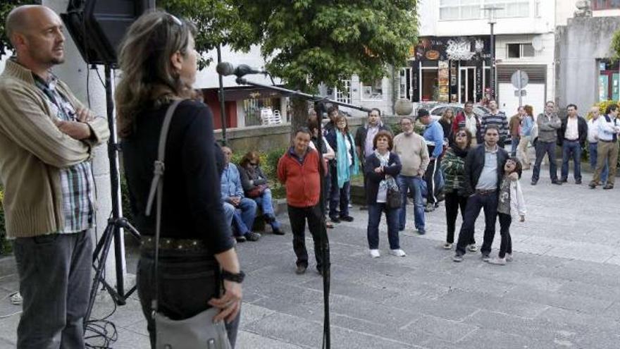 Los vecinos que acudieron ayer a la concentración sobre el tanque de tormentas.  // José Lores