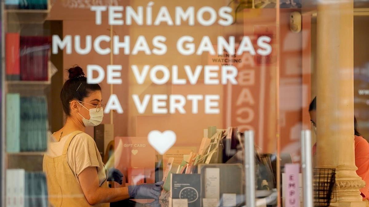 El comercio abre en Barcelona y Madrid con las rebajas como reclamo