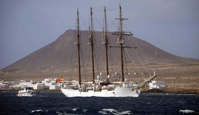 El 'Elcano', en La Graciosa