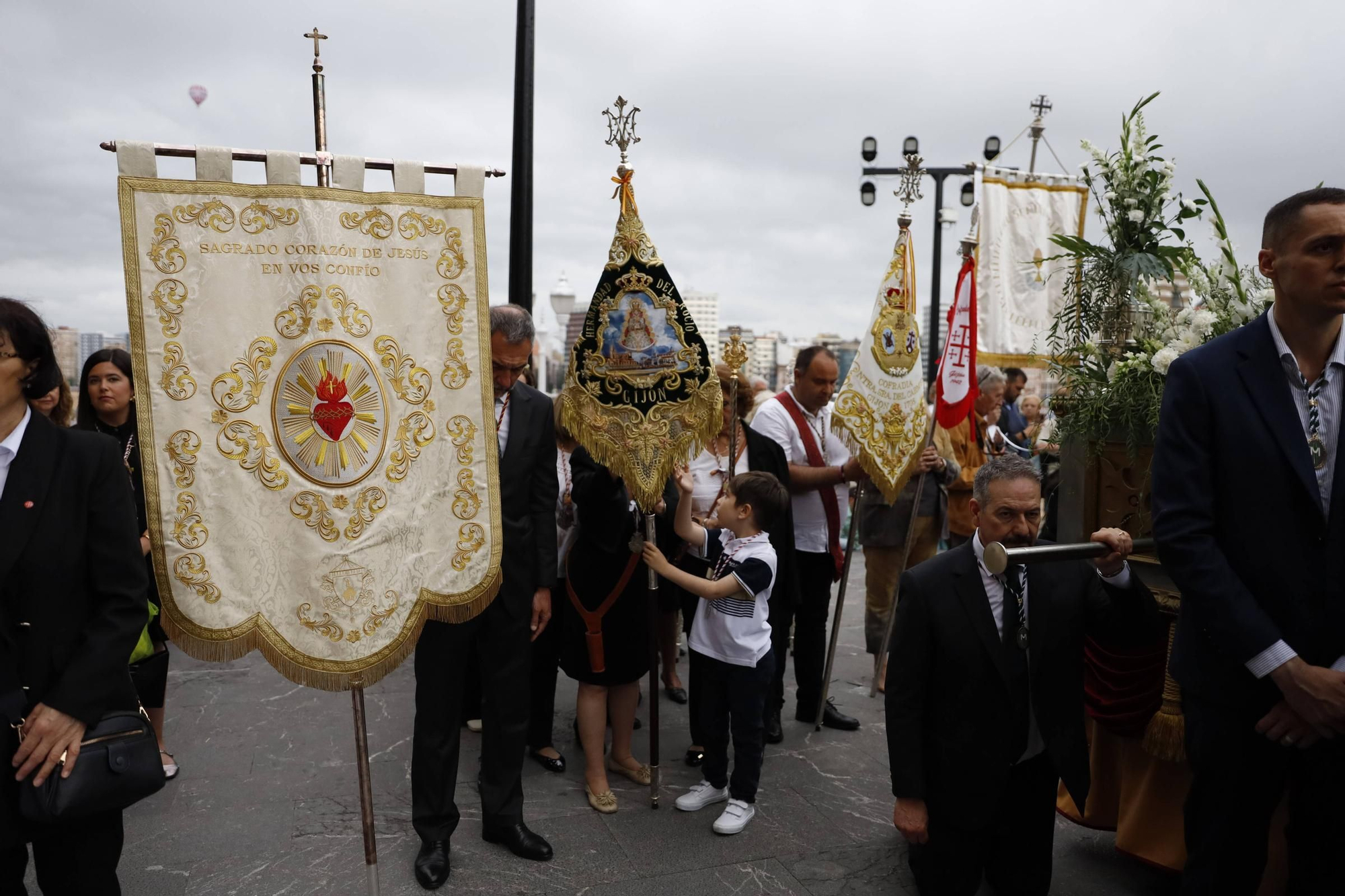 Pétalos, incienso, niños... así fue la procesión del Corpus Christi en Gijón (en imágenes)