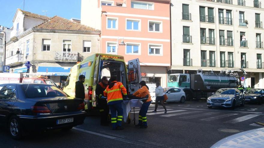 Traslado en ambulancia de la mujer atropellada en la rúa Noria.//G.N.