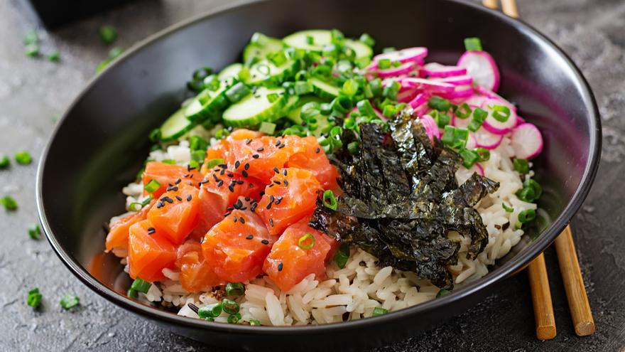 Poke bowl de pollo con verduras, siempre delicioso y saludable