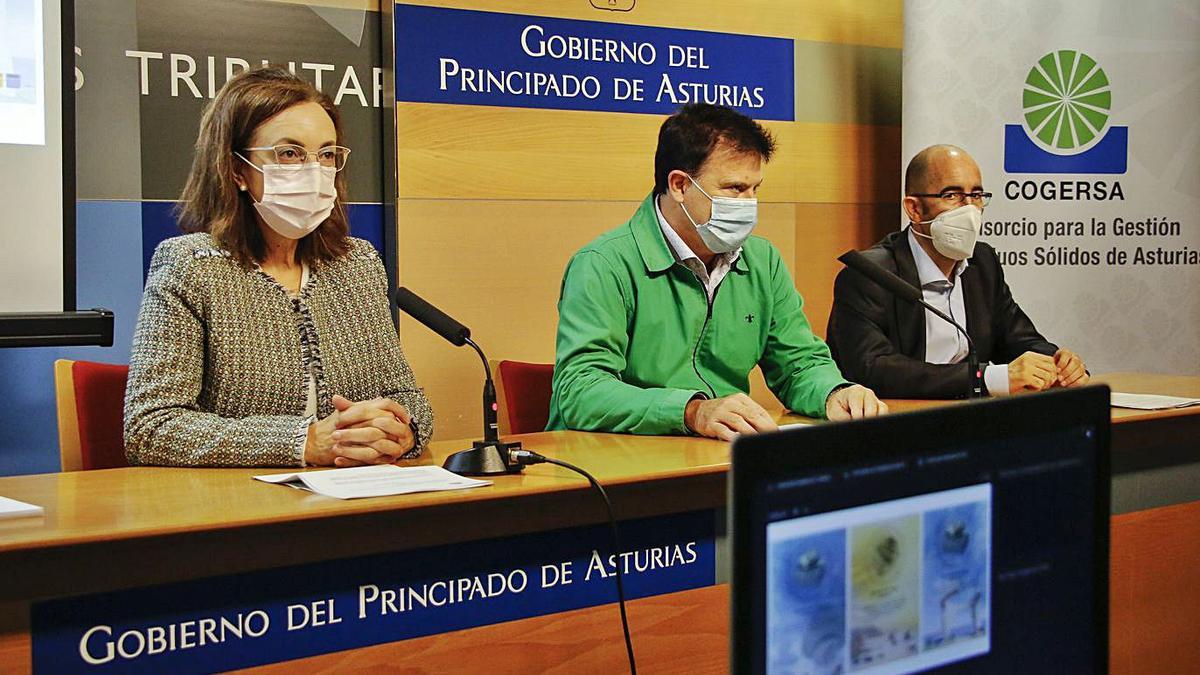 Por la izquierda, Paz Orviz (gerente de Cogersa), Pablo Álvarez Cabrero (director general de Calidad y Cambio Climático) y Fernando Blázquez (gerente de Ecoembes para la zona norte), ayer, en Oviedo. | Pablo Solares