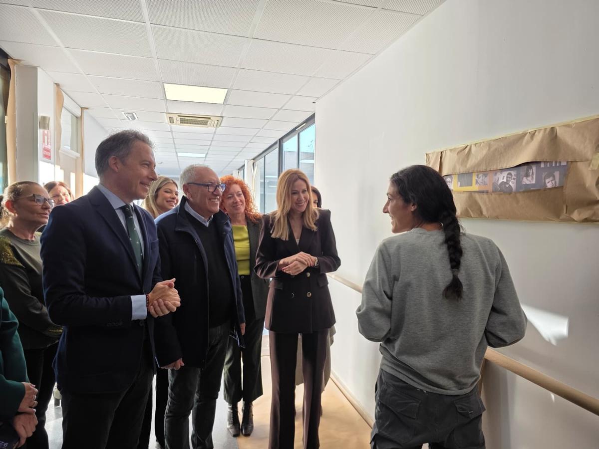 Marisa López y Fulgencio Gil visitaban el centro junto al gerente de la entidad, Antonio Bastida.