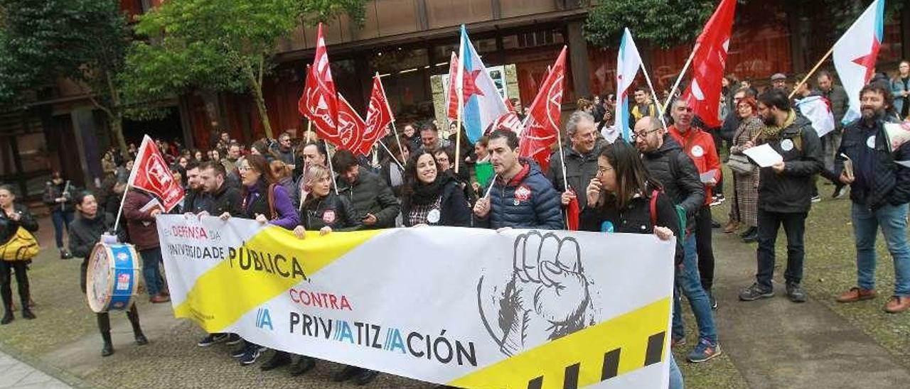 Manifestantes a las puertas del Edificio de Hierro de la Universidad de Vigo. // Iñaki Osorio