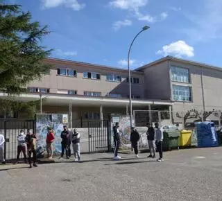 Media hora para comer y 40 minutos de bus para los niños de Vilagarcía del IES Carril