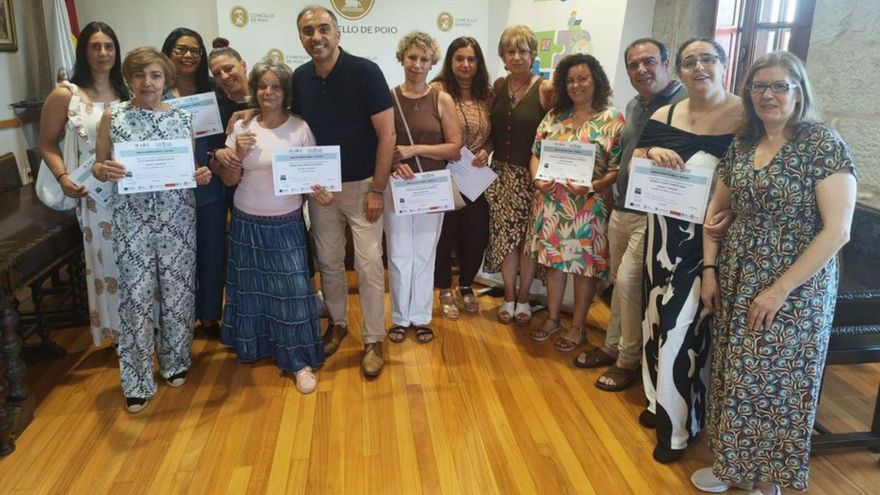 Fotografía de familia con los diplomas. | FdV