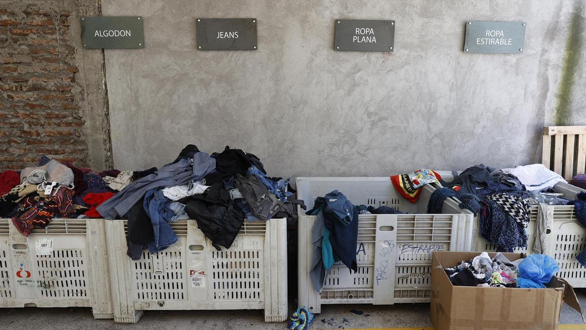 ROPA A LA BASURA: El 90% de los residuos textiles municipales de Cataluña va  a parar a vertederos o incineradoras