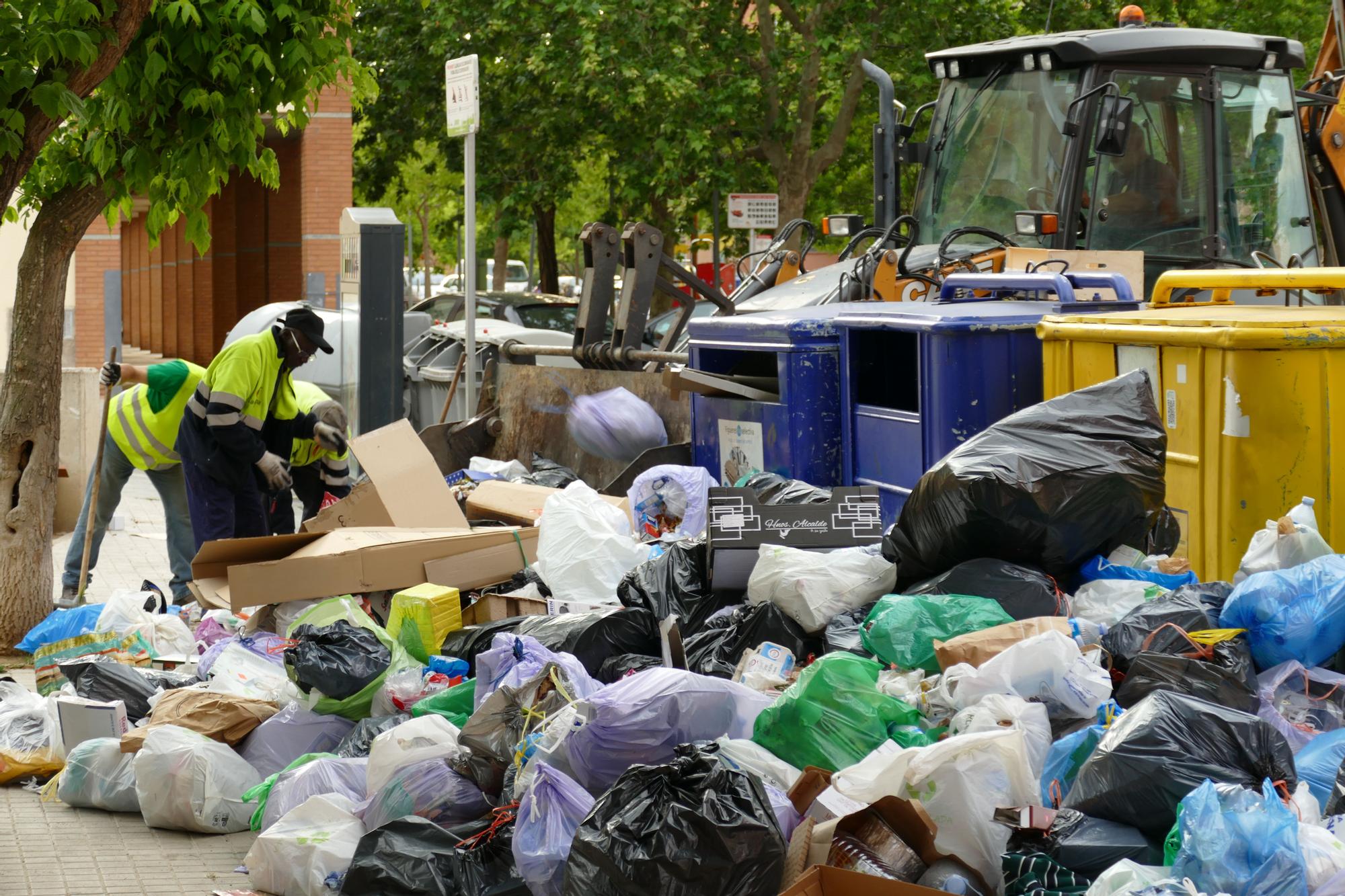 Segueixen les tasques de recollida de deixalles a Figueres