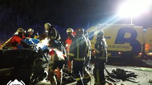 Un cotxe en sentit contrari provoca un mort i quatre ferits a Astúries