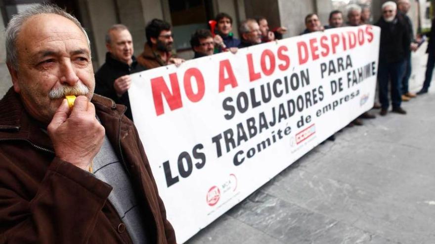 Los trabajadores de Fahime, con pitos y pancartas a las puertas de la Consejería de Empleo e Industria.