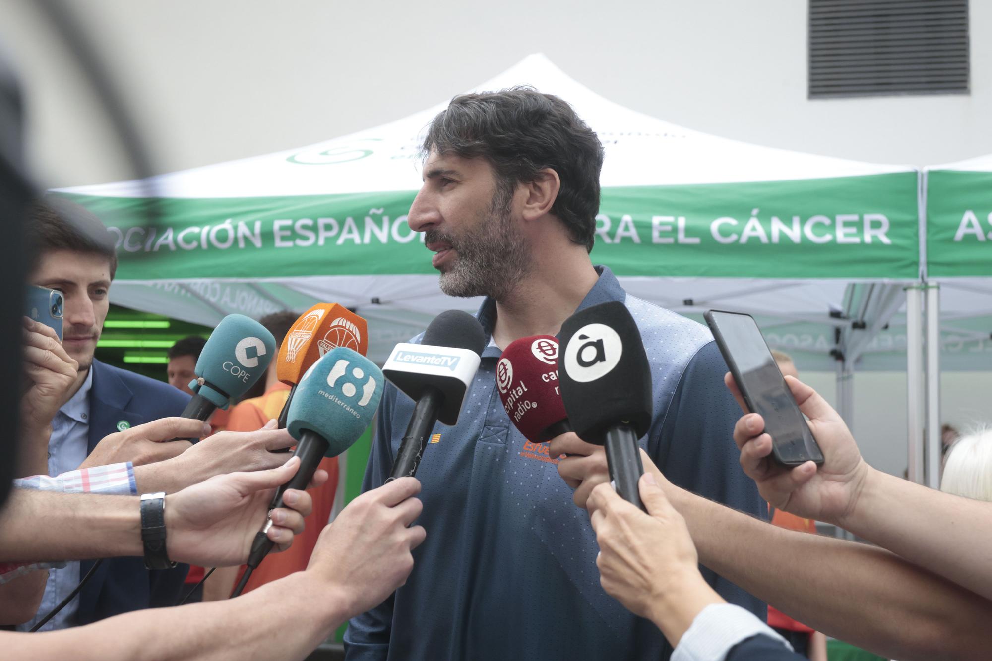 Mesa de cuestación contra el cáncer con Valencia Basket, Juan Roig y Hortensia Herrero