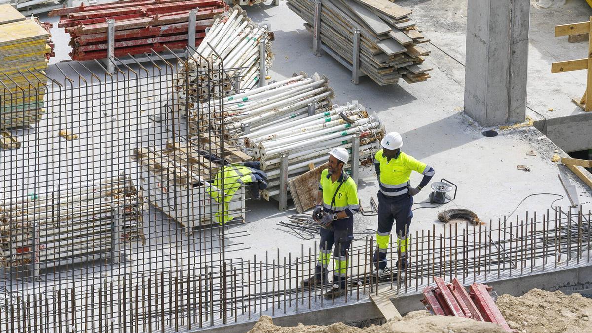 Trabajadores en una obra de la construcción en Galicia.